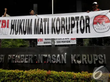  Pegiat anti korupsi melakukan aksi di depan Gedung KPK Jakarta, Selasa (9/12/2014). (Liputan6.com/Miftahul Hayat)
