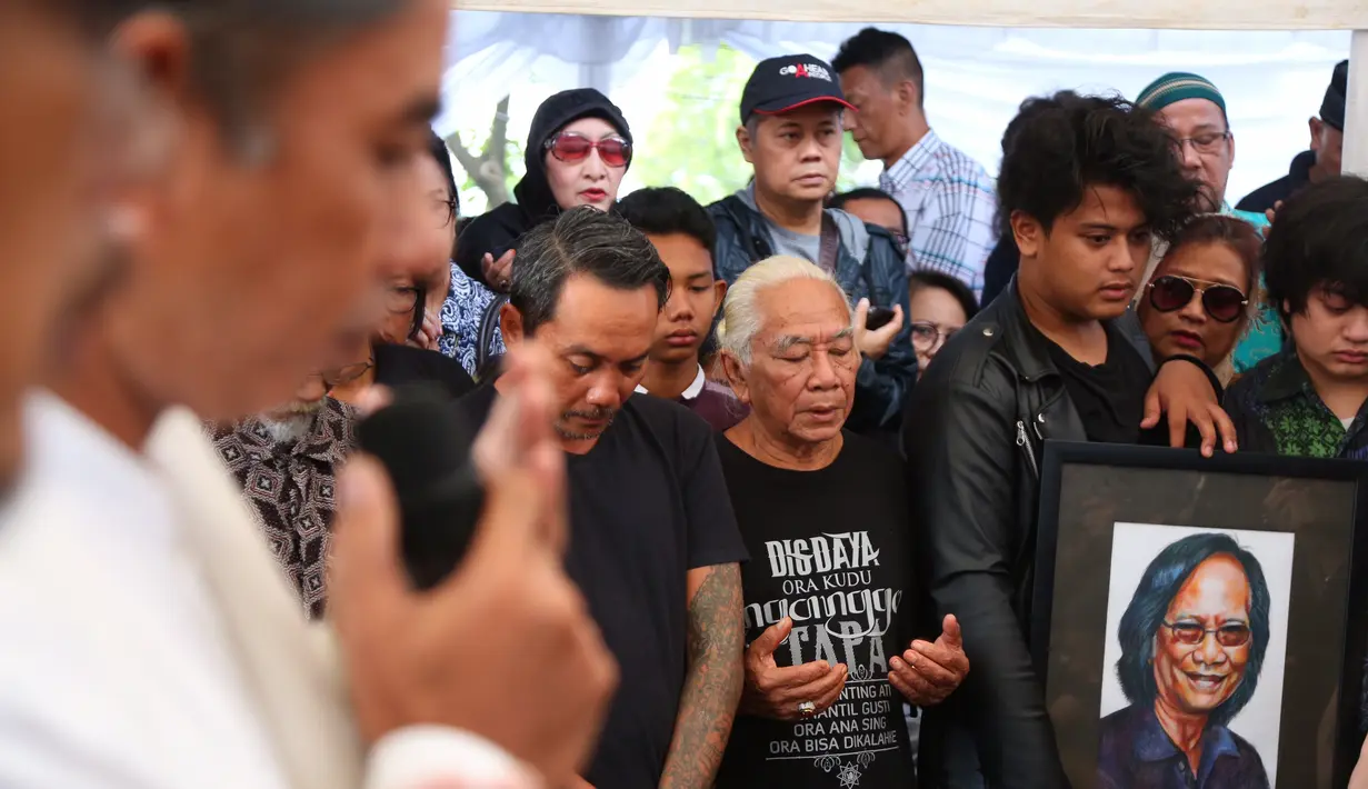Tidak hanya pihak keluarga, yang merasa kehilangan. Tapi juga para musisi lain dan para penggemarnya. Yon semasa hidupnya fokus menekuni karier bermusik. (Daniel Kampua/Bintang.com)