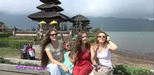 Tak hanya sekedar melihat bali, para bintang Elif tidak lupa untuk selfie.