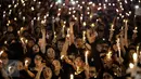 Ribuan pendukung Ahok menggelar acara Malam Solidaritas atas Matinya Keadilan di Tugu Proklamasi, Jakarta (10/05). Massa membawa poster dan lilin di pelataran Tugu Proklamasi. (Liputan6.com/Faizal Fanani)