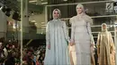 Model membawakan busana rancangan Wardah LUM (INA) x Khanaan saat Jakarta Modest Fashion Week di Gandaria City, Jakarta, Minggu (29/7). Khanaan mengangkat tema 'SABA'. (Liputan6.com/Herman Zakharia)