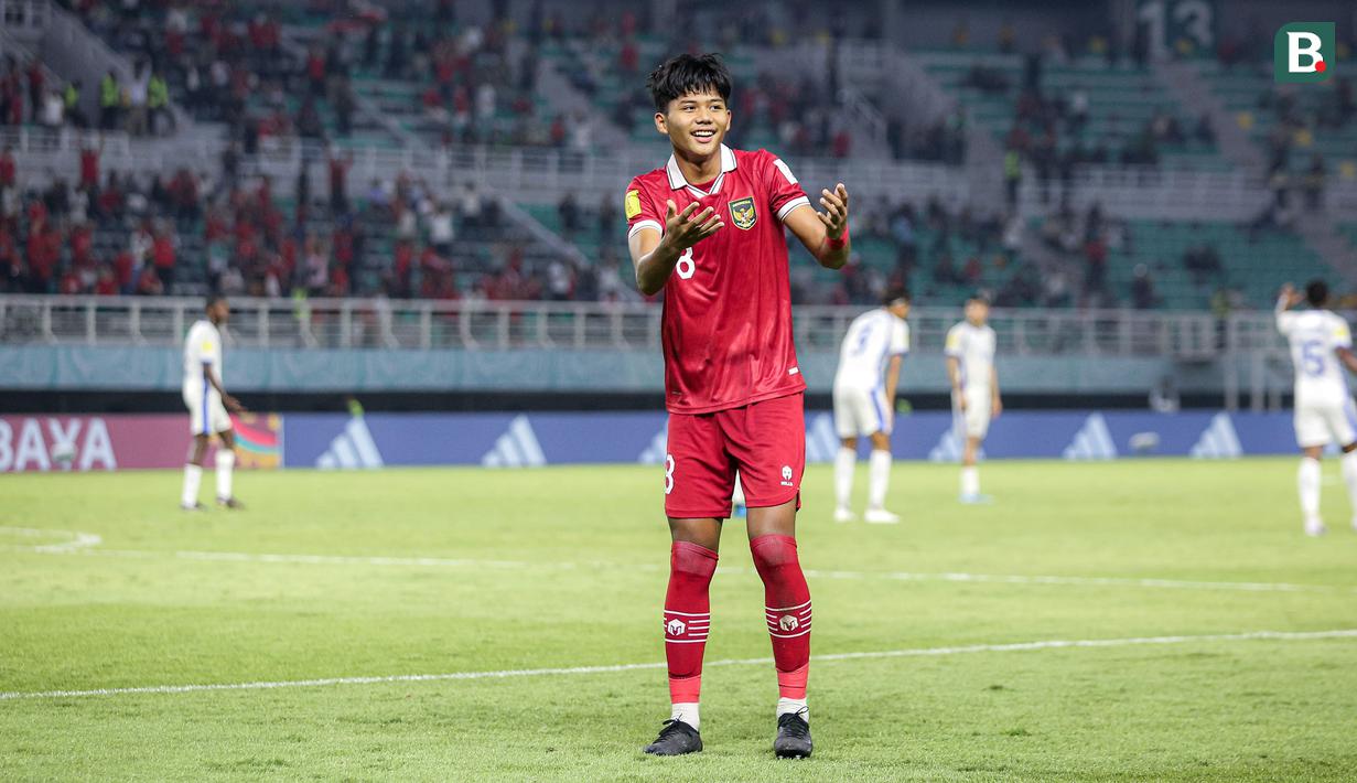 <p>Selebrasi pemain Timnas Indonesia U-17, Arkhan Kaka setelah mencetak gol penyeimbang 1-1 ke gawang Timnas Panama U-17 lewat sundulan kepala pada laga kedua Grup A Piala Dunia U-17 2023 di Stadion Gelora Bung Tomo (GBT), Surabaya, Senin (13/11/2023). (Bola.com/Bagaskara Lazuardi)</p>