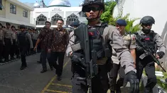 Gubernur DKI Jakarta nonaktif, Basuki Tjahaja Purnama (Ahok) berjalan meninggalkan gedung PN Jakarta Utara, Selasa (20/12). Ahok mendapat pengawalan polisi anti-teror usai menjalani sidang kedua kasus dugaan penistaan. (REUTERS/Adek BERRY/Pool)