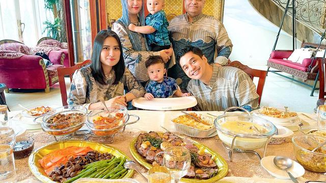 Bak Kakak Adik, Ini 7 Momen Kompak Angbeen Rishi dan Ibu Tirinya Saat Asuh Buah Hati