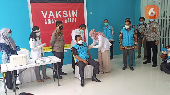 Wagub Sulsel, Andi Sudirman Sulaiman mengaku deg-degan saat disuntik vaksin (Liputan6.com/Fauzan)