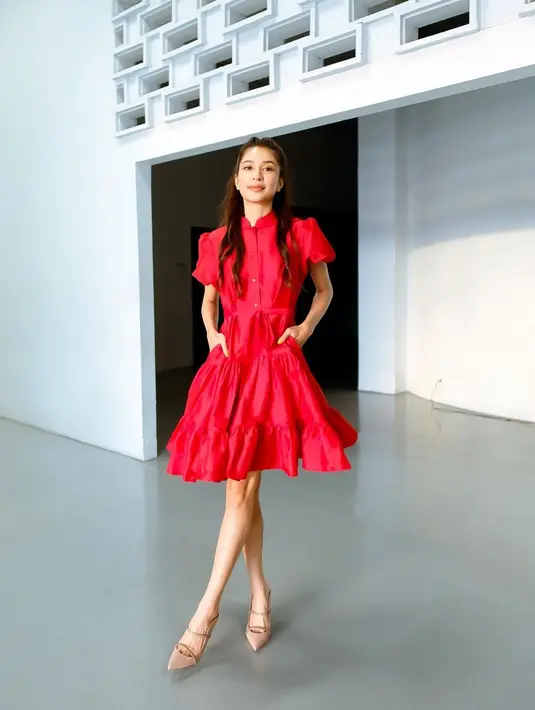 Mikha Tambayong berpose mengenakan dress warna merah dengan sepatu coklat. Kekasih Deva Mahenra ini merasa tubuhnya sudah kelebihan gula sehingga memilih meninggalkan nasi. (Instagram/miktambayong)