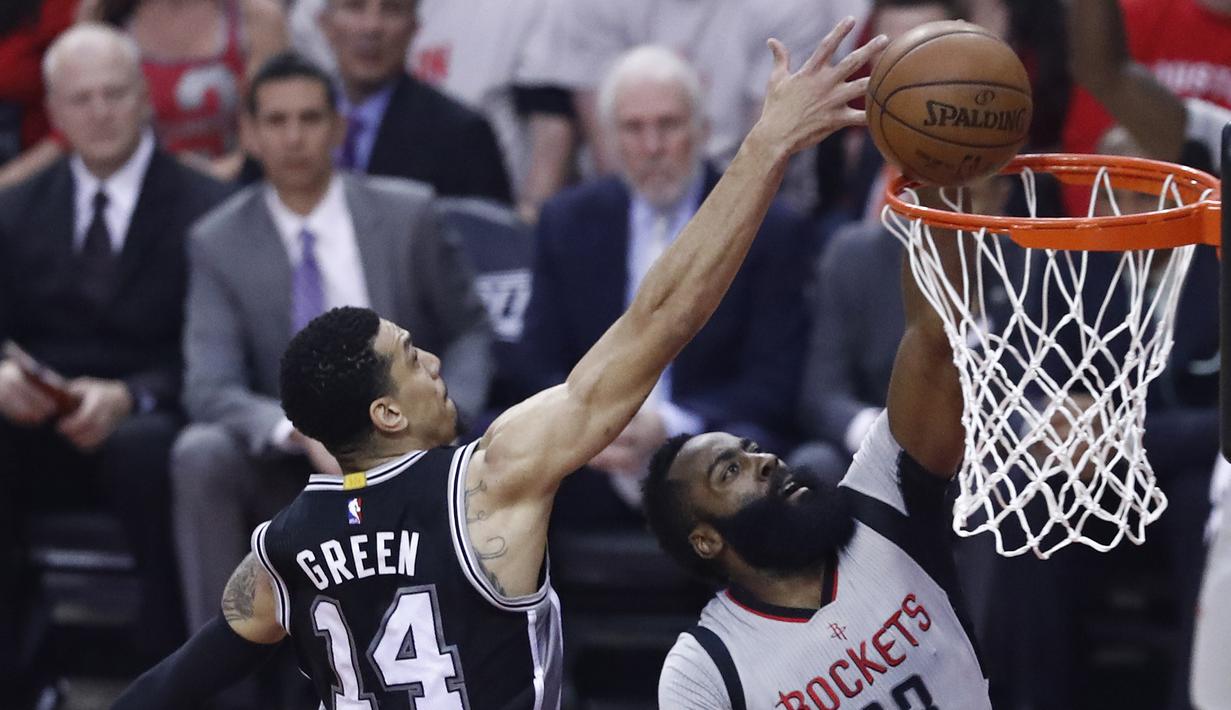Pebasket San Antonio Spurs, Danny Green, berusaha menghalau pebasket Houston Rockets, James Harden pada Gim 4 Semifinal Wilayah Barat di Stadion AT&T Center, Minggu (7/5/2017). Houston Rockets menang 125-104. (EPA/Larry W Smith)