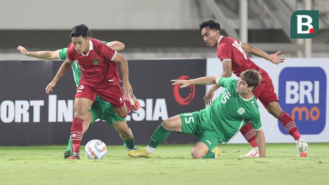 Foto: Gaya Asik Presiden Jokowi saat Nonton Timnas Indonesia U-23, Sempat Kena Prank Gol Hokky Caraka