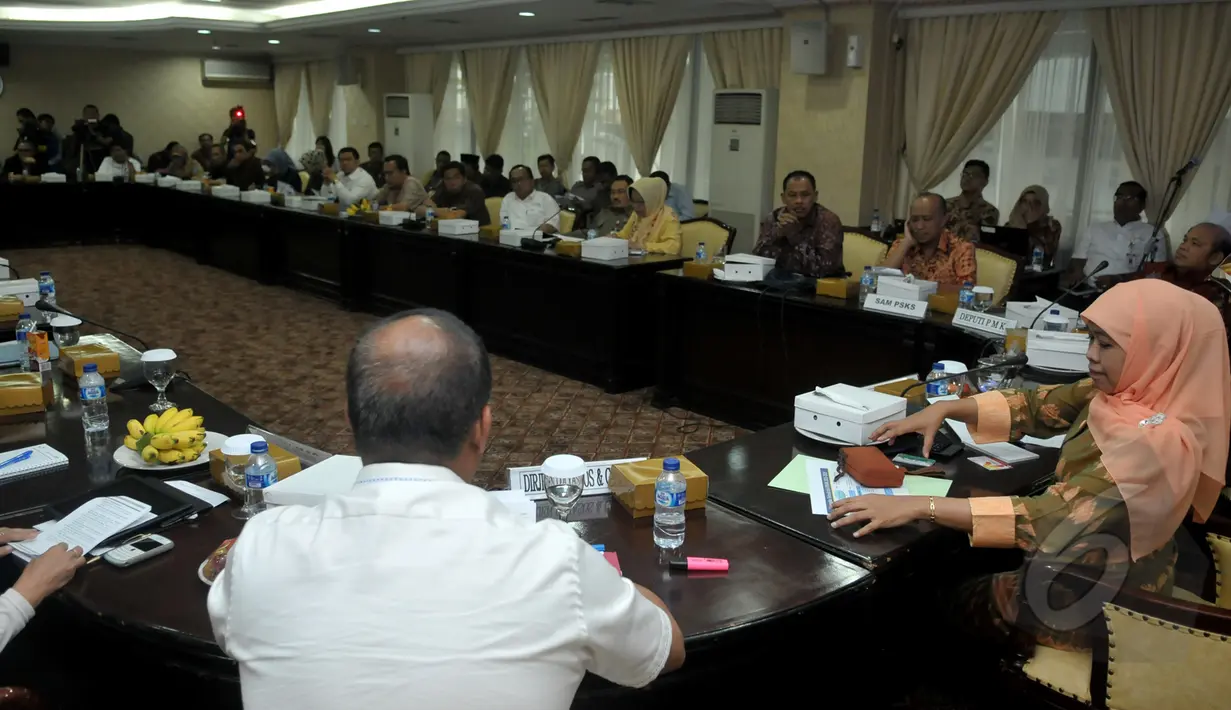 Suasana rapat internal di Gedung Kementerian Sosial, Jakarta, Selasa (24/3/2015). Rapat tersebut membahas  distribusi beras miskin (raskin). (Liputan6.com/Johan Tallo)