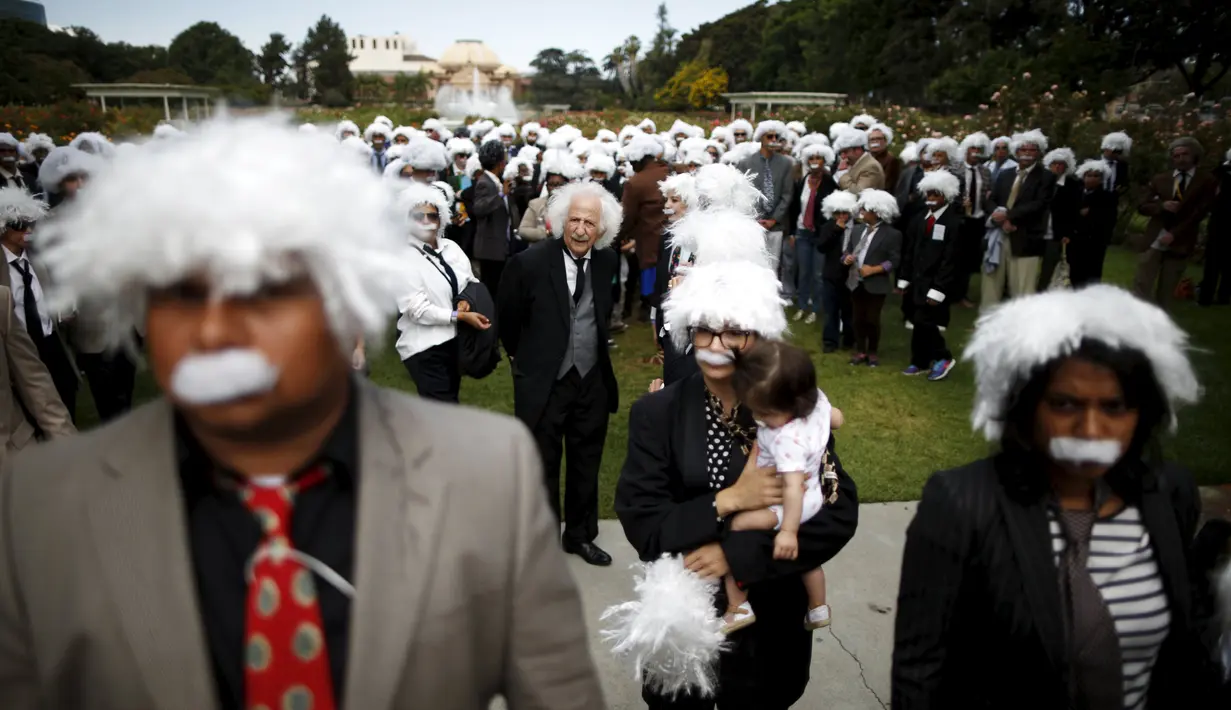 Benny Wasserman (tengah) berdiri dengan ratusan orang yang berpenampilan mirip Albert Einstein untuk mencetak rekor dunia Guinness di Los Angeles, 27 Juni 2015. Acara ini guna mengumpulkan dana bagi pendidikan anak-anak tunawisma. (REUTERS/Lucy Nicholson)