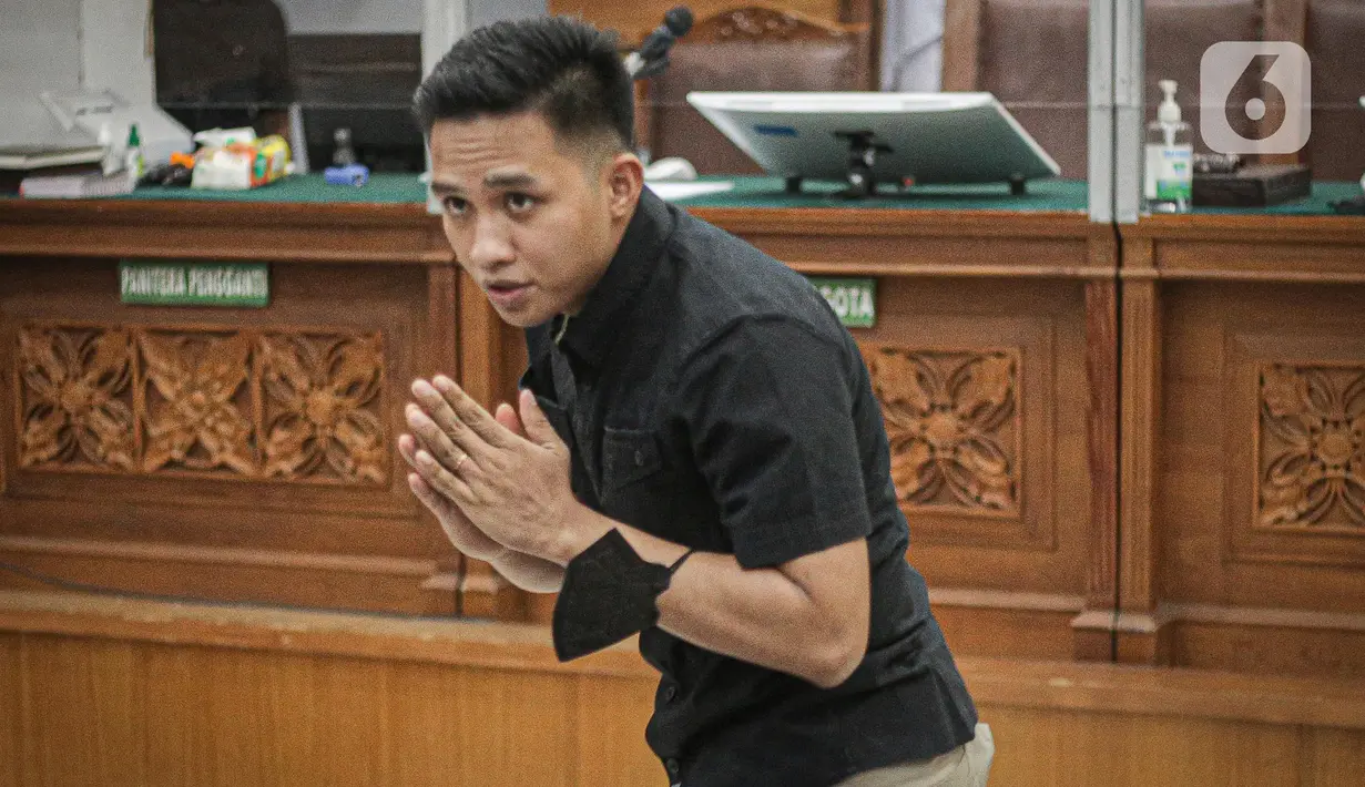 Terdakwa kasus pembunuhan berencana Brigadir Yosua Hutabarat, Richard Eliezer alias Bharada E memberi salam sebelum menjalani sidang tuntutan di Pengadilan Negeri Jakarta Selatan, Jakarta, Rabu (25/1/2023). Sebelumnya, jaksa menuntut Richard Eliezer atau Bharada E dengan hukuman 12 tahun penjara. (Liputan6.com/Faizal Fanani)