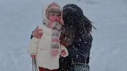 Nova juga dekat dengan tantenya, Gisela Cindy. Gisela tampak mencium Nova yang terlihat kedinginan berada di tengah salju. Dalam unggahan lain, Gracia, Gisela dan Nova menyebut mereka sebagai trio. Liburan bersama memang momen yang selalu ditunggu oleh mereka. (Liputan6.com/IG/@giselacindy12)