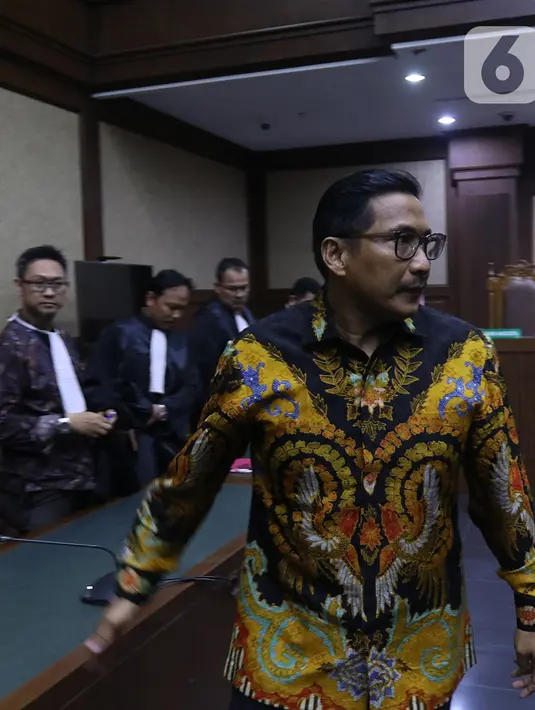 Terdakwa kasus dugaan suap dan gratifikasi Bowo Sidik Pangarso seusai pembacaan tuntutan di Pengadilan Tipikor, Rabu (6/11/2019). JPU menuntut mantan anggota Komisi VI DPR RI itu dengan hukuman tujuh tahun penjara dan denda Rp300 juta subsider enam bulan kurungan. (Liputan6.com/Herman Zakharia)