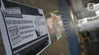 Pamflet pemberitahuan terpasang pada tembok di kawasan Pasar Tanah Abang, Jakarta, Senin (11/5/2020). Pemerintah Provinsi DKI Jakarta kembali memperpanjang penutupan sementara Pasar Tanah Abang hingga 22 Mei 2020 untuk mencegah penyebaran virus corona COVID-19. (Liputan6.com/Immanuel Antonius)