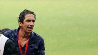 Pelatih PSM Makasar, Luciano Leandro saat mendampingi timnya melawan Persija pada laga Trofeo Persija  di Stadion Utama Gelora Bung Karno, Jakarta, Sabtu (9/4/2016). (Bola.com/Nicklas Hanoatubun)
