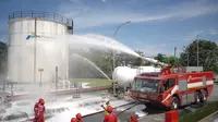 Petugas pemadam kebakaran saat simulasi pemadaman kan kebakaran di DPPU Sepinggan. (Istimewa)