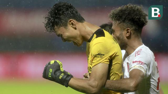 FOTO: Himan Syah Gagalkan 2 Penalti PSIS, PSM Makassar Lolos ke Semifinal Piala Menpora 2021