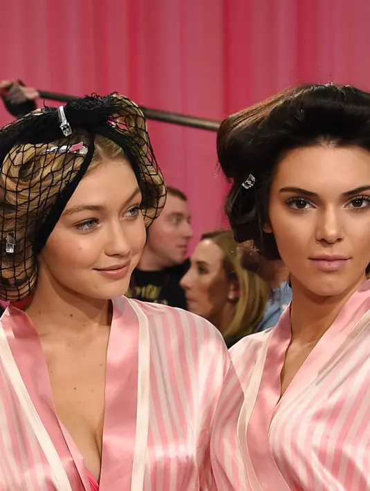 Kendall Jenner selalu memberikan semangat untuk Gigi Hadid ketika memulai aksi catwalknya. Gigi dan Kendall selalu berbincang dan berbagi cerita ketika dibelakang panggung runaway Victorias Secrets 2015. (AFP/Bintang.com)