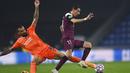 Pemain Paris Saint Germain (PSG), Angel Di Maria, berusaha melewati pemain Istanbul Basaksehir, Mehmet Topal, pada laga Liga Champions di Stadion Basaksehir Fatih Terim, Kamis (29/10/2020). PSG menang dengan skor 2-0. (Ozan Kose/Pool via AP)