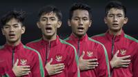 Para pemain Timnas Indonesia U-19 menyanyikan lagu Indonesia Raya sebelum melawan Kamboja U-19 pada laga persahabatan di Stadion Patriot, Bekasi, Rabu (4/10/2017). Indonesia menang 2-0 atas Kamboja. (Bola.com/Vitalis Yogi Trisna)