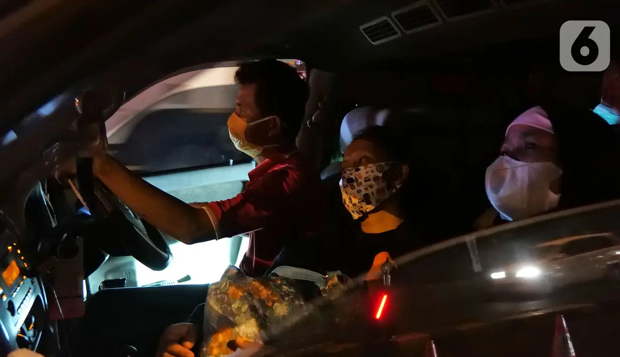 Pemudik berada di dalam mobil saat pemeriksaan dokumen di Pintu Tol keluar Cikarang Barat, kabupaten Bekasi, Jawa Barat, Kamis (6/5/2021) dini hari. Pemeriksaan tersebut terkait larangan mudik lebaran 2021 yang dimulai tanggal 6 hingga 17 Mei. (Liputan6.com/Herman Zakharia)