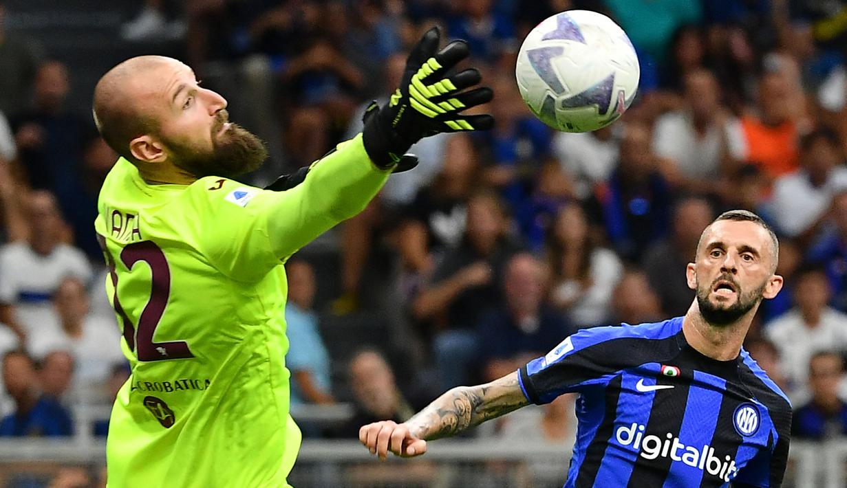 Sempat bermain untuk kesebelasan asal Polandia, Lechia Gdansk, Vanja kini berkarier di Italia seperti sang kakak dengan bergabung ke Torino dan menjadi kiper utama hingga kini. (AFP/Isabella Bonotto)