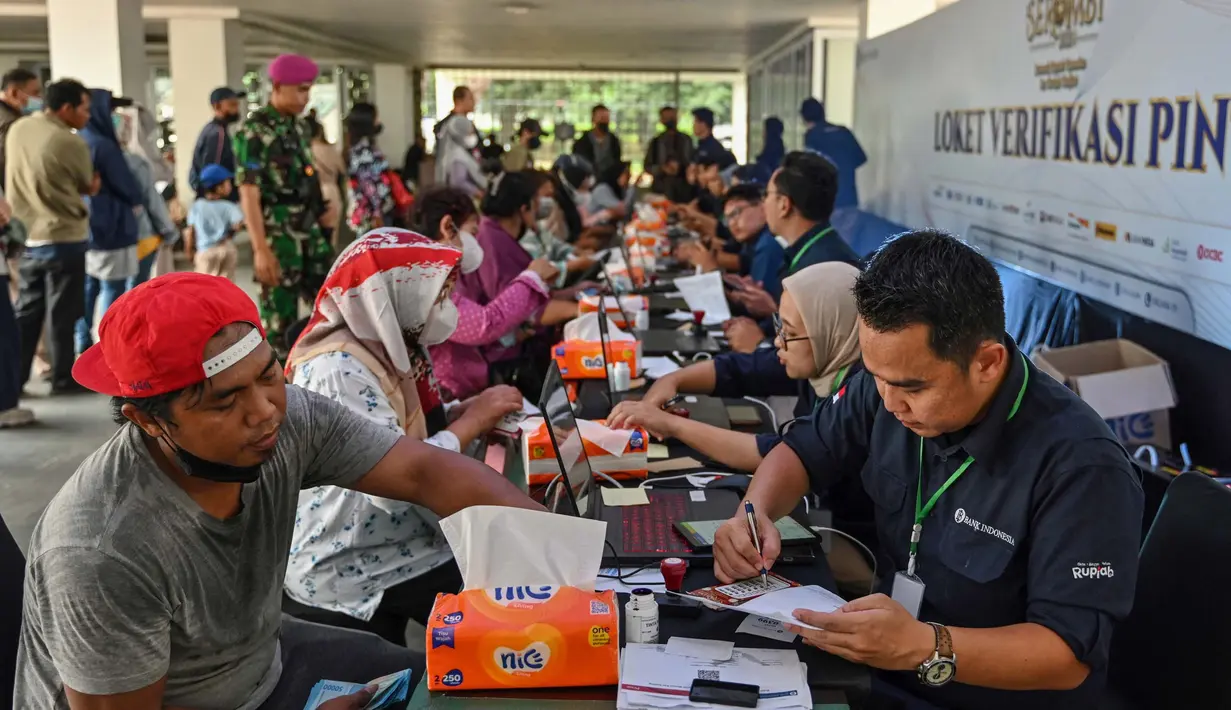 Warga bisa memilih penukaran uang pecahan Rupiah sesuai yang diinginkan. (Adek BERRY/AFP)