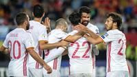 Striker timnas Spanyol, Diego Costa (dua dari kanan) saat merayakan gol ke gawang Makedonia, pada laga Kualifikasi Piala Dunia 2018, di Philipp II Arena, Skopje, Minggu (11/6/2017). (AFP/Robert Atanasovski). 