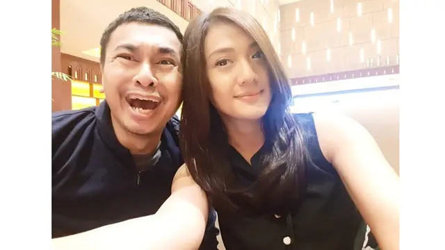 6 Gaya Foto Raditya Dika Ini Kocak Banget, Sempat Jadi Tren