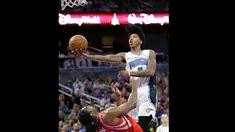 Pemain Orlando Magic, Elfrid Payton (kanan) mencoba melakukan tembakan melewati hadangan pemain Houston Rockets, Nene (42)  pada laga lanjutan NBA  basketball game di Amway Center, (6/1/2017), Orlando. Houston Rockets menang 100-93. (AP/John Raoux)
