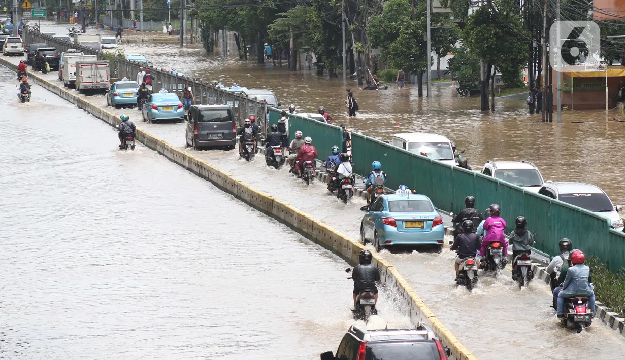 Sejumlah pengendara nekat menerobos genangan banjir di Jalan Gunung Sahari Jakarta, Selasa (25/2/2020). Hujan yang mengguyur Jakarta sejak Senin (24/2) malam membuat sejumlah kali meluap dan menyebabkan banjir. (Liputan6.com/Helmi Fithriansyah)