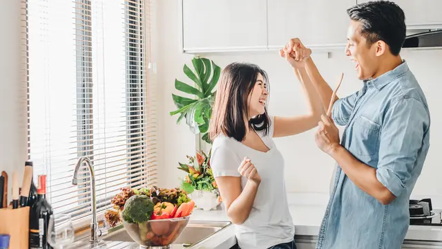 perempuan dan pasangan di dapur