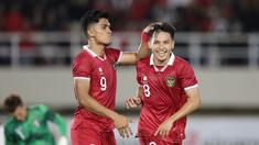Pemain Timnas Indonesia U-23, Ramadhan Sananta (kiri) memberikan selamat kepada rekan satu timnya, Witan Sulaeman, setelah mencetak gol ke gawang Timnas Chinese Taipe U-23 dalam pertandingan Grup K Kualifikasi Piala Asia U-23 2024 yang berlangsung di Stadion Manahan, Solo, Sabtu (9/9/2023). (Bola.com/Arief Bagus Prasetiyo)