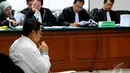Anas Urbaningrum berhenti sejenak untuk menulis sambil mendengarkan tuntutan jaksa, Jakarta, Kamis (11/9/2014) (Liputan6.com/Andrian M Tunay)