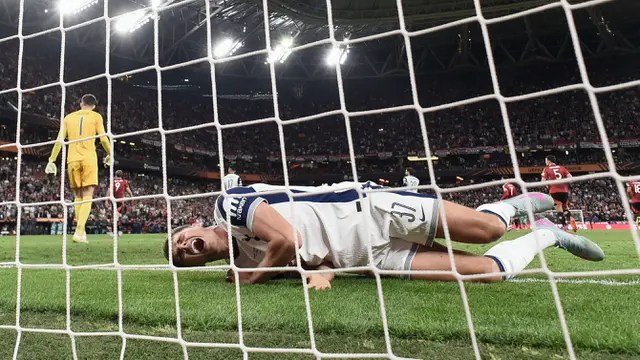 Foto: Penyelamatan Kunci Micky van de Ven saat Bawa Tottenham Hotspur Tumbangkan MU di Partai Final Liga Europa