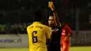 Dedi Indra (Gresik United) harus mendapat kartu kuning dari wasit Handri Kristanto saat berlaga melawan Persija di stadion GBK Jakarta, (29/4/2014). (Liputan6.com/Helmi Fithriansyah)
