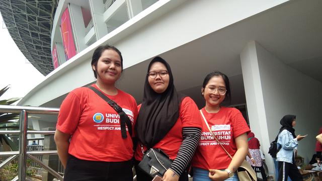 Agnes, Waluisa, dan Yuyun memberikan dukungan untuk atlet Asian Para Games.