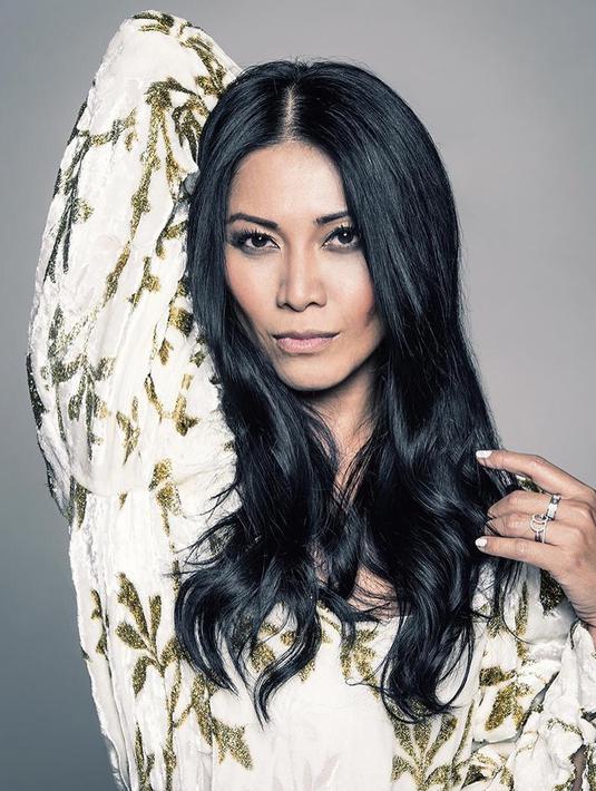 Ibu satu anak ini juga sering menjadi model majalah. Masih menerapkan makeup tebal di area mata, Anggun tampak lihai berpose di depan kamera. (Liputan6.com/IG/@anggun_cipta)