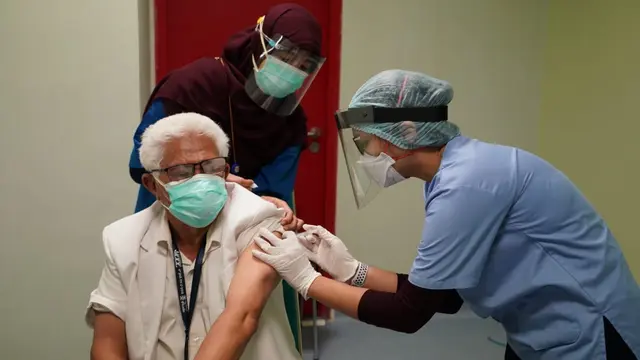 Dokter senior di RSCM mendapat suntikan dosis pertama vaksin COVID-19 Sinovac. (Foto: Kemenkes RI)