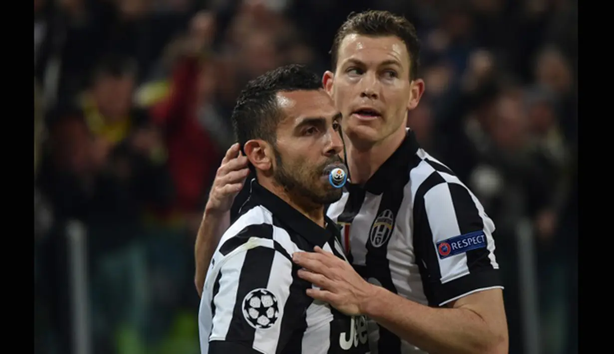Penyerang Juventus, Carlos Tevez (kiri) memeluk Stephan Lichtsteiner usai mencetak gol saat laga melawan Borussia Dortmund di 16 besar Liga Champions (leg 1) di Stadion Juventus, Turin, Italia, (24/2/2015). (REUTERS/Alessandro Bianchi)