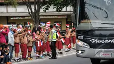 Ratusan pelajar dan warga menyabut kedatangan Para kepala Negara dan delegasi dari Asia dan Afrika mengikuti 'Historical Walk' dalam rangkaian Peringatan KAA ke-60, di Jalan Asia Afrika, Bandung, Jumat (24/4/2015). (Liputan6.com/Faizal Fanani)