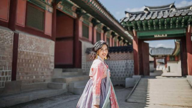 Artis Memakai Hanbok