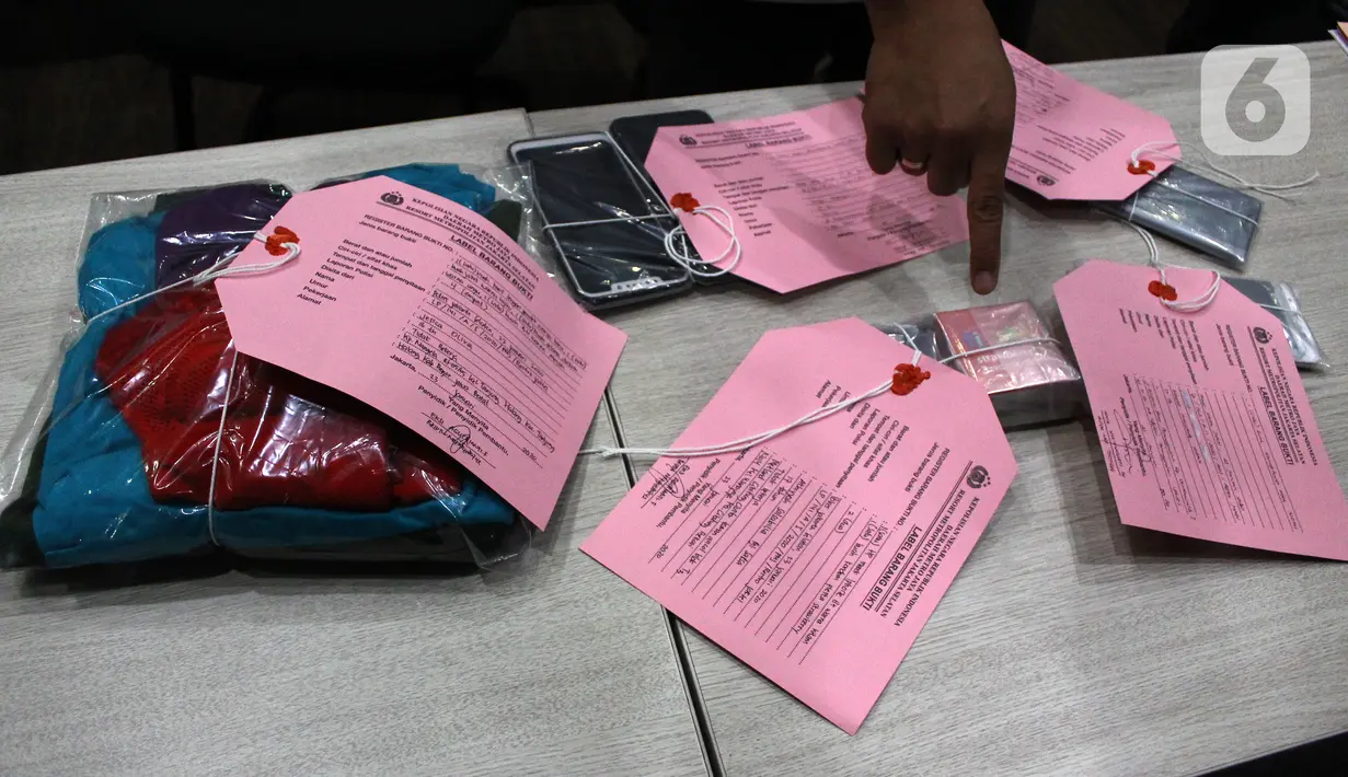 Barang bukti kasus prostitusi online di Apartemen Kalibata City dihadirkan dalam konferensi pers di Polres Metro Jakarta Selatan, Rabu (29/1/2020). Sejauh ini, polisi belum sampai menangkap pelanggan prostitusi online tersebut. (merdeka.com/Magang/Muhammad Fayyadh)