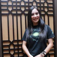 Bella mengakui bahwa putusnya hubungan itu sangat disayangkan oleh para penggemarnya masing-masing. Ia pun juga siap seandainya fans nya marah. (Adrian Putra/Bintang.com)