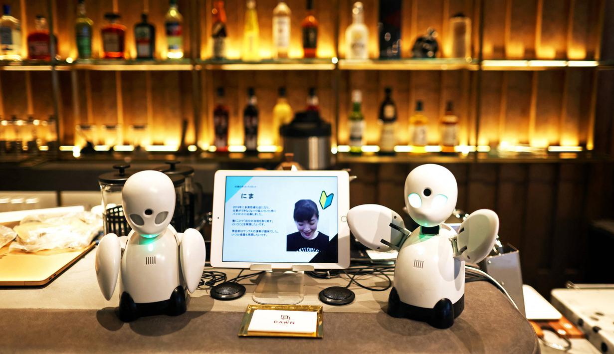 Miniatur robot humanoid bernama OriHime terlihat di Dawn Cafe, Tokyo, Jepang, 17 Agustus 2021. Peluncuran kafe ini bersamaan dengan Paralimpiade yang akan dibuka pada 24 Agustus. (Behrouz MEHRI/AFP)