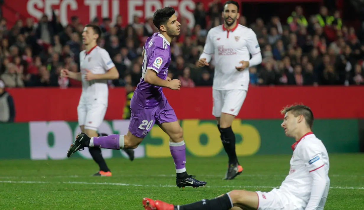 Pemain Sevilla terlihat lemas usai Marcos Asensio menciptakan gol di ajang Piala Copa del Rey, Spanyol, Kamis (12 /1). Hasil seri dengan Sevilla membuat Madrid mencatat 40 laga tanpa kekalahan, rekor tertinggi untuk klub Spanyol(AP Photo)