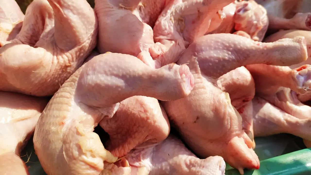 Akibat minimnya pasokan, harga daging ayam di Garut, Jawa Barat meroket hingga Rp 45 ribu kurang 24 jam datangnya bulan suci ramadan tahun ini.