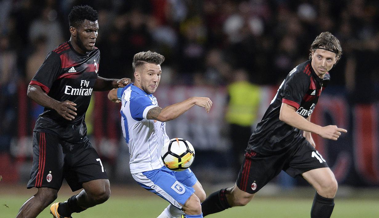 Gelandang AC Milan, Franck Kessie, menjaga gelandang Craiova, Mihail Baluta, pada laga kualifikasi Liga Europa di Stadion Municipal, Rumania, Kamis (27/7/2017). Craiova kalah 0-1 dari AC Milan. (AP/Alexandru Dobre)