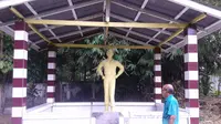 Patung Robert Wolter Monginsidi berada di Malalayang, Manado. (Liputan6.com/Yoseph Ikanubun)