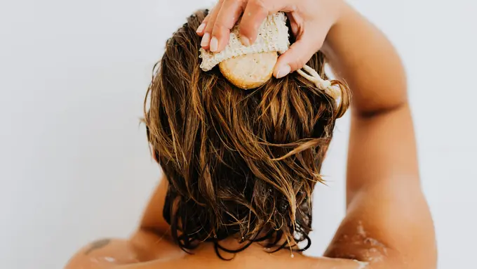 Keramas Saat Menstruasi, Benarkah Berbahaya atau Hanya Mitos Belaka?